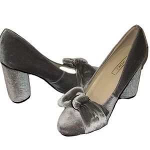 Yoki Vintage Suede Grey Chunky Heel Pump with Bow Accent Buckle Size 7.5